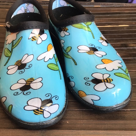 🚨B2G1 New SLOGGERS Blue Bee & Daisy Waterproof Rain/Weather Booties - Picture 2 of 7